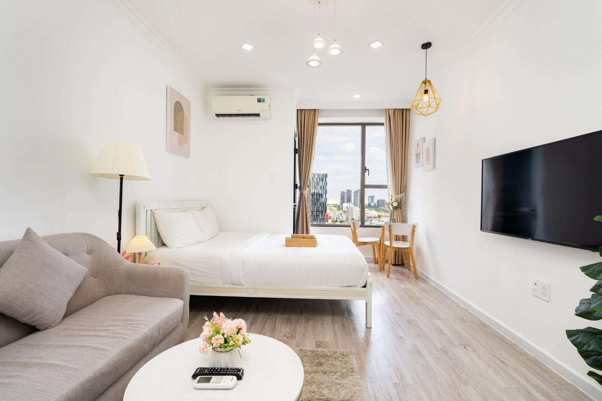 Infinity Pool Signature - Saigon Rivergate Apartment